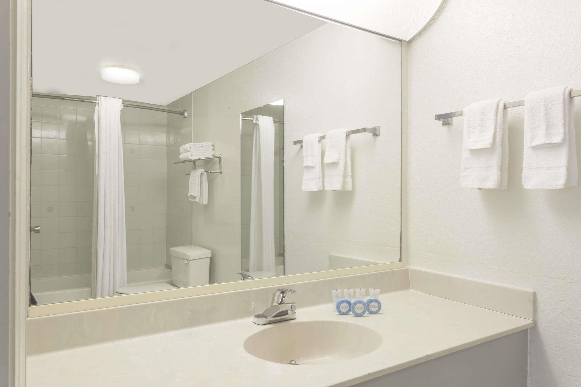 Days Inn & Suites By Wyndham Port Richey Exteriör bild