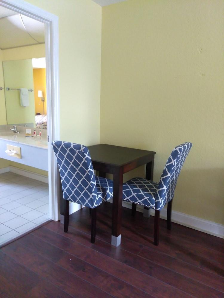 Days Inn & Suites By Wyndham Port Richey Exteriör bild