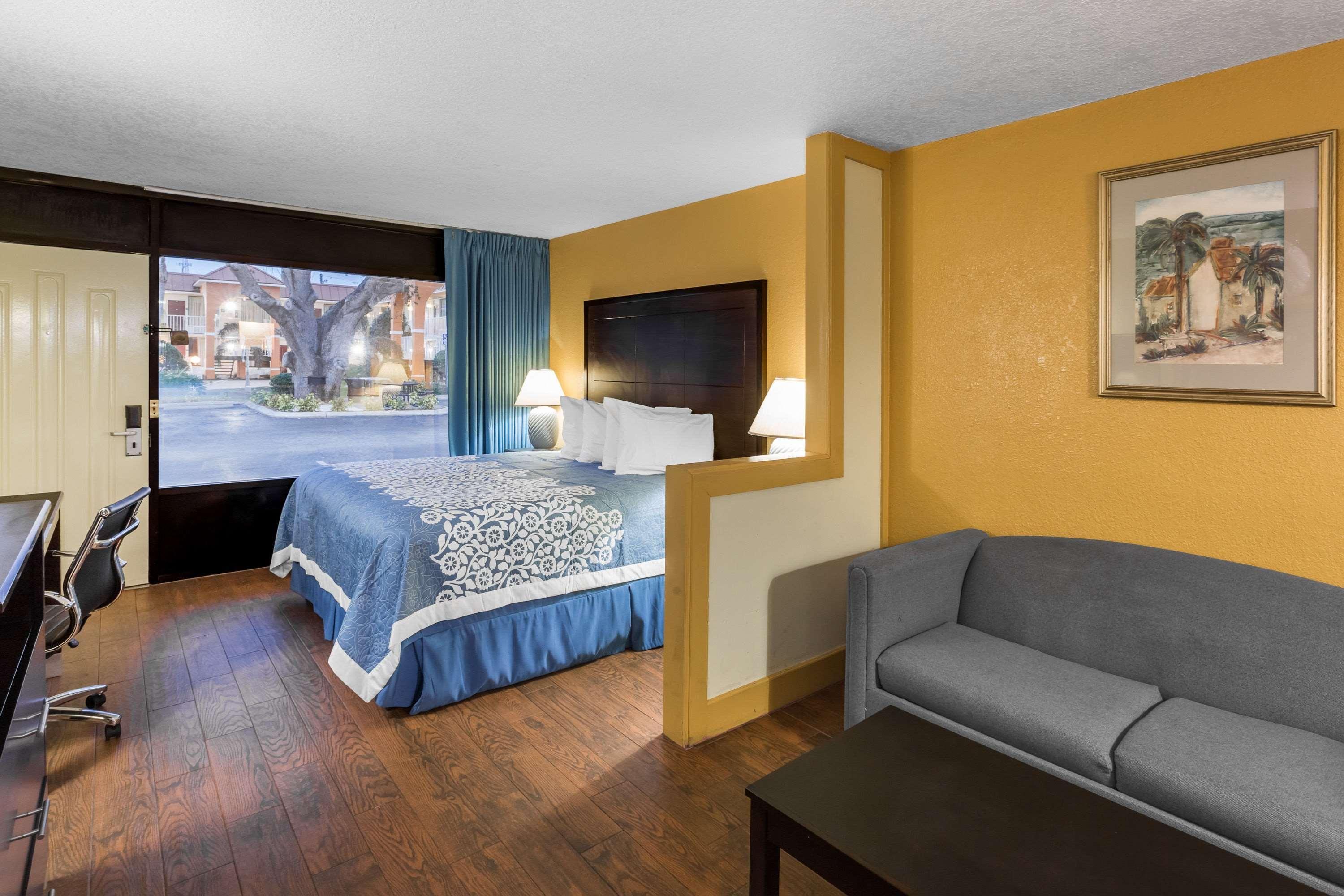 Days Inn & Suites By Wyndham Port Richey Exteriör bild