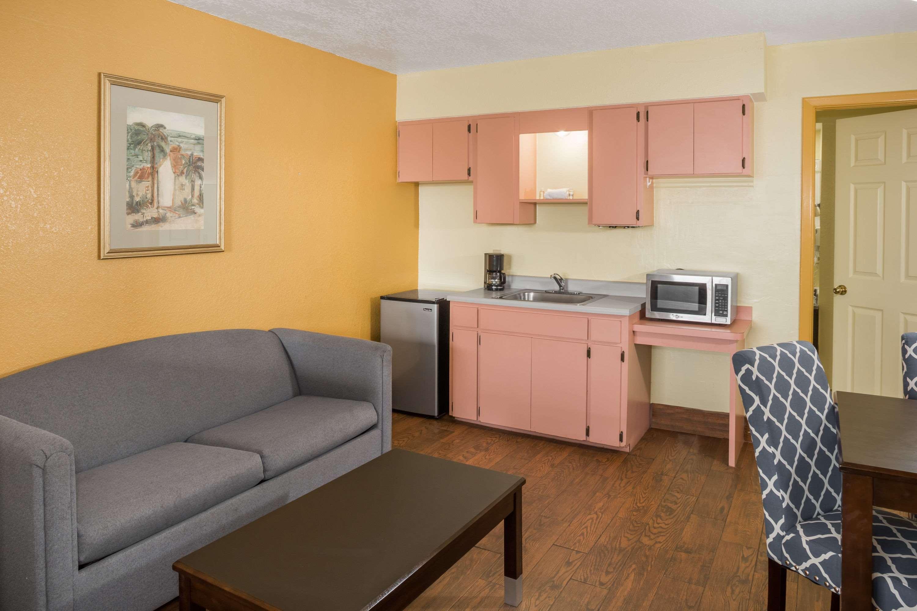 Days Inn & Suites By Wyndham Port Richey Exteriör bild