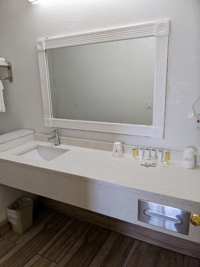 Days Inn & Suites By Wyndham Port Richey Exteriör bild