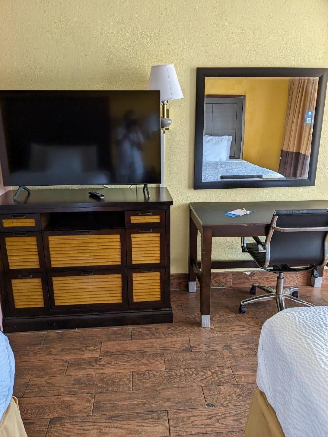 Days Inn & Suites By Wyndham Port Richey Exteriör bild
