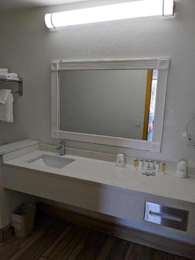 Days Inn & Suites By Wyndham Port Richey Exteriör bild